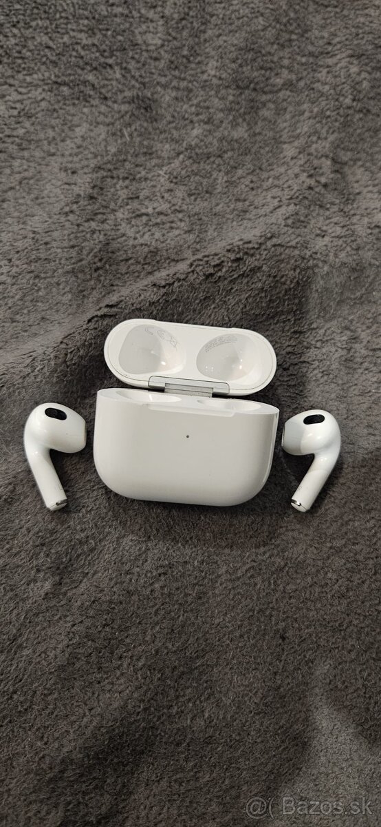 Ponúkam na predaj veľmi zachovalé AirPods 3