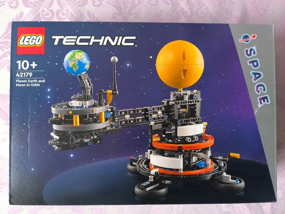 LEGO Technic 42179 Planéta Zem a Mesiac na obeznej dráhe