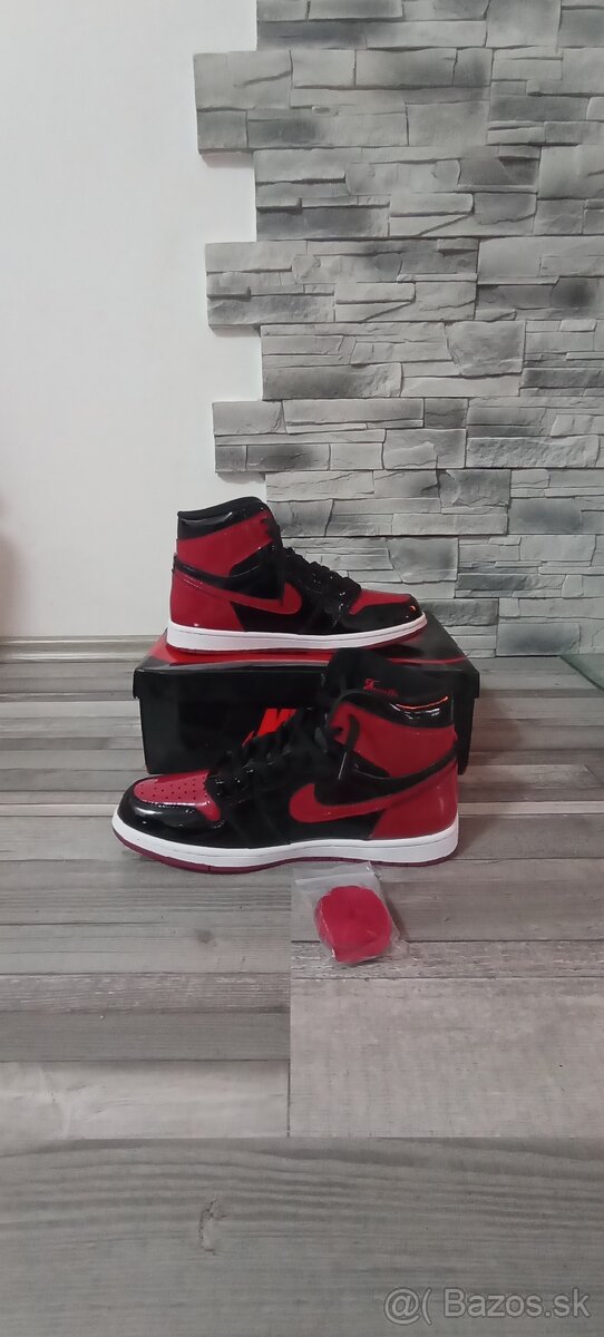 Air Jordan 1 patent bred