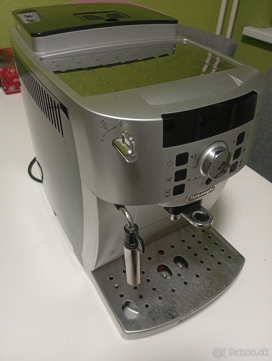 Predám kavovar Delonghi magnifica S