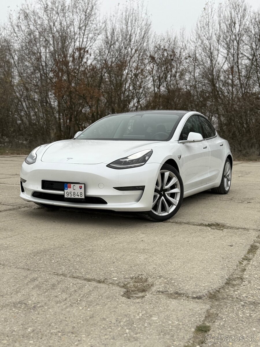 Tesla Model 3 Long Range Autopilot premium interiér