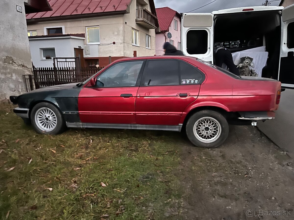 Predám Bmw E34 V8 M60B30 vyvarena karoséria