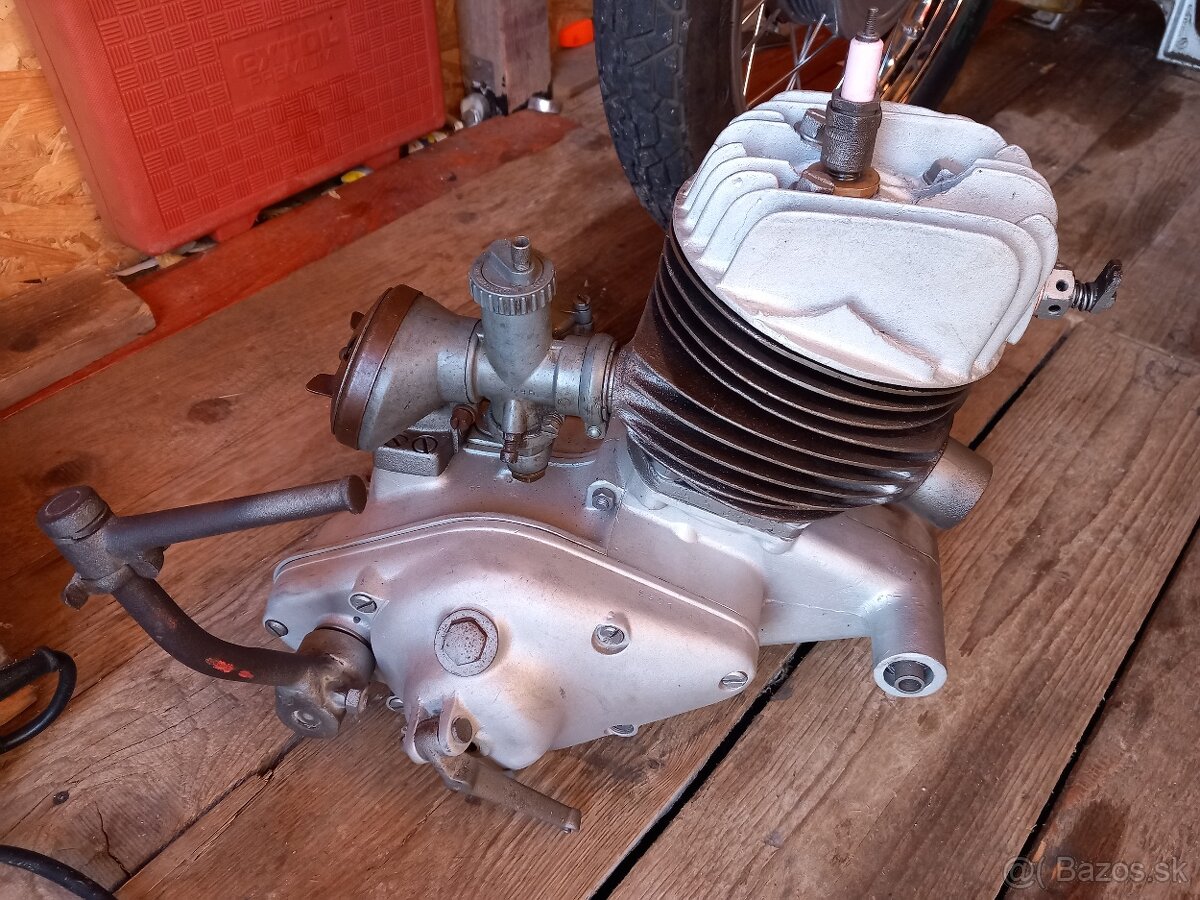 motor CZ 175