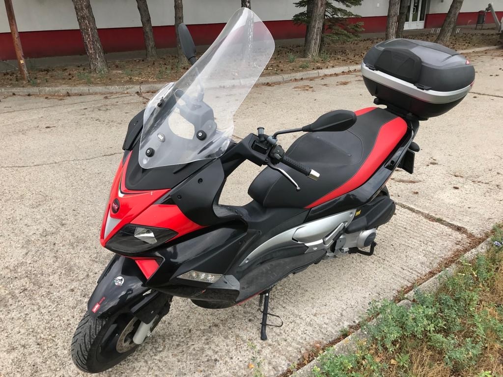 aprilia sr max 300