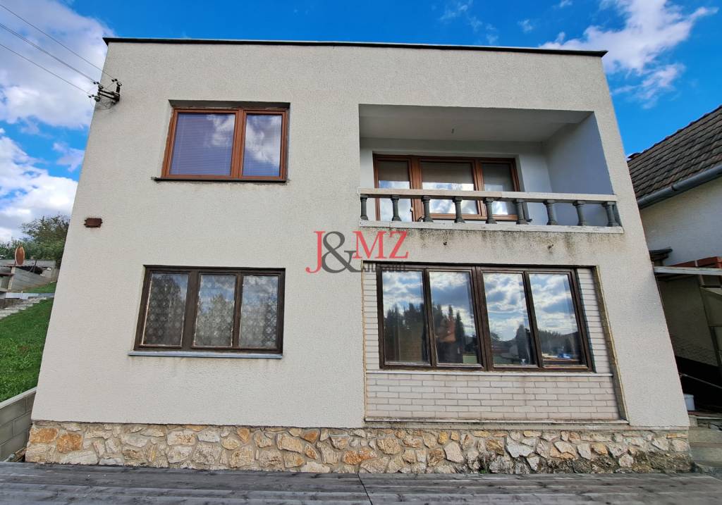 Stavba 122 m2 a chata, pozemok 2.600 m2, šírka 17 m, Levice 