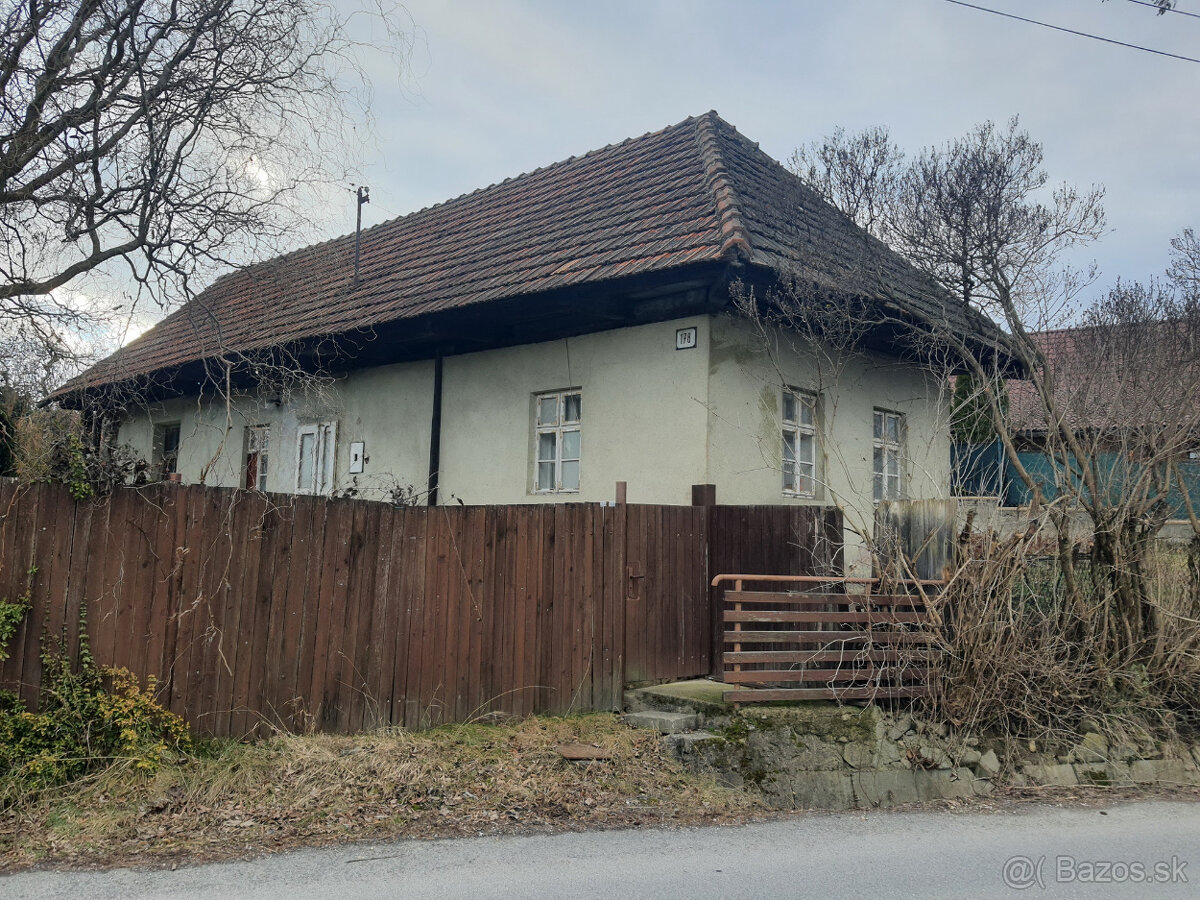 Stavebný pozemok v centre obce Poruba / okres Prievidza /