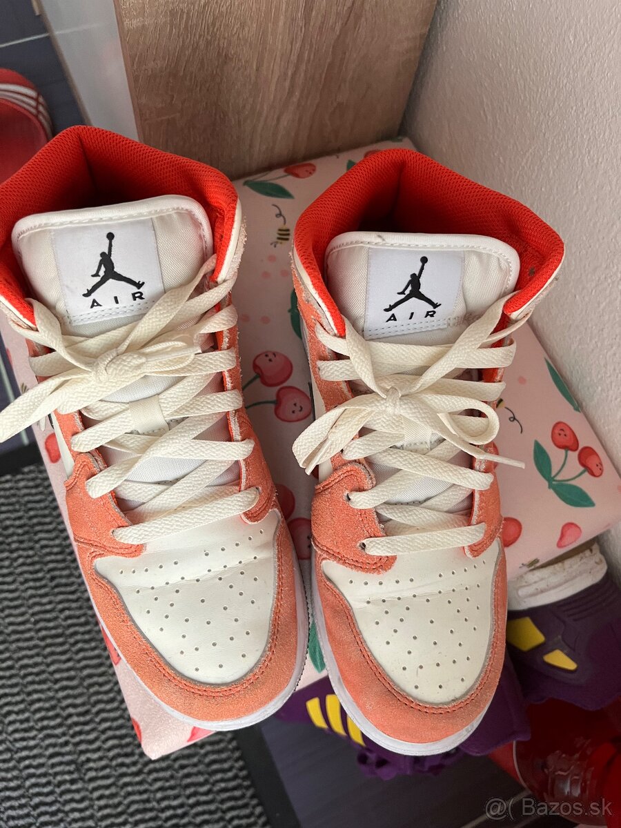 Air Jordan mid 1