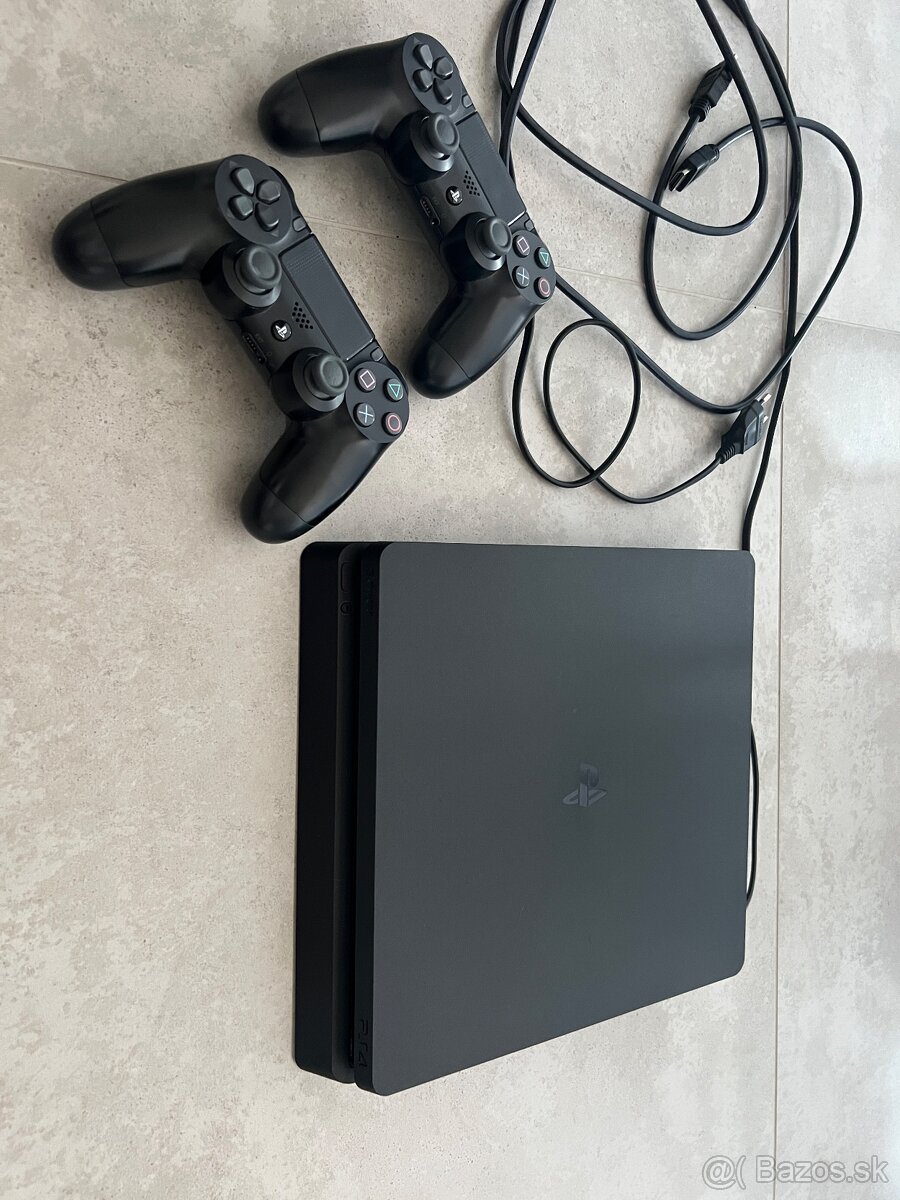 PS4 slim s 2 ovládačmi