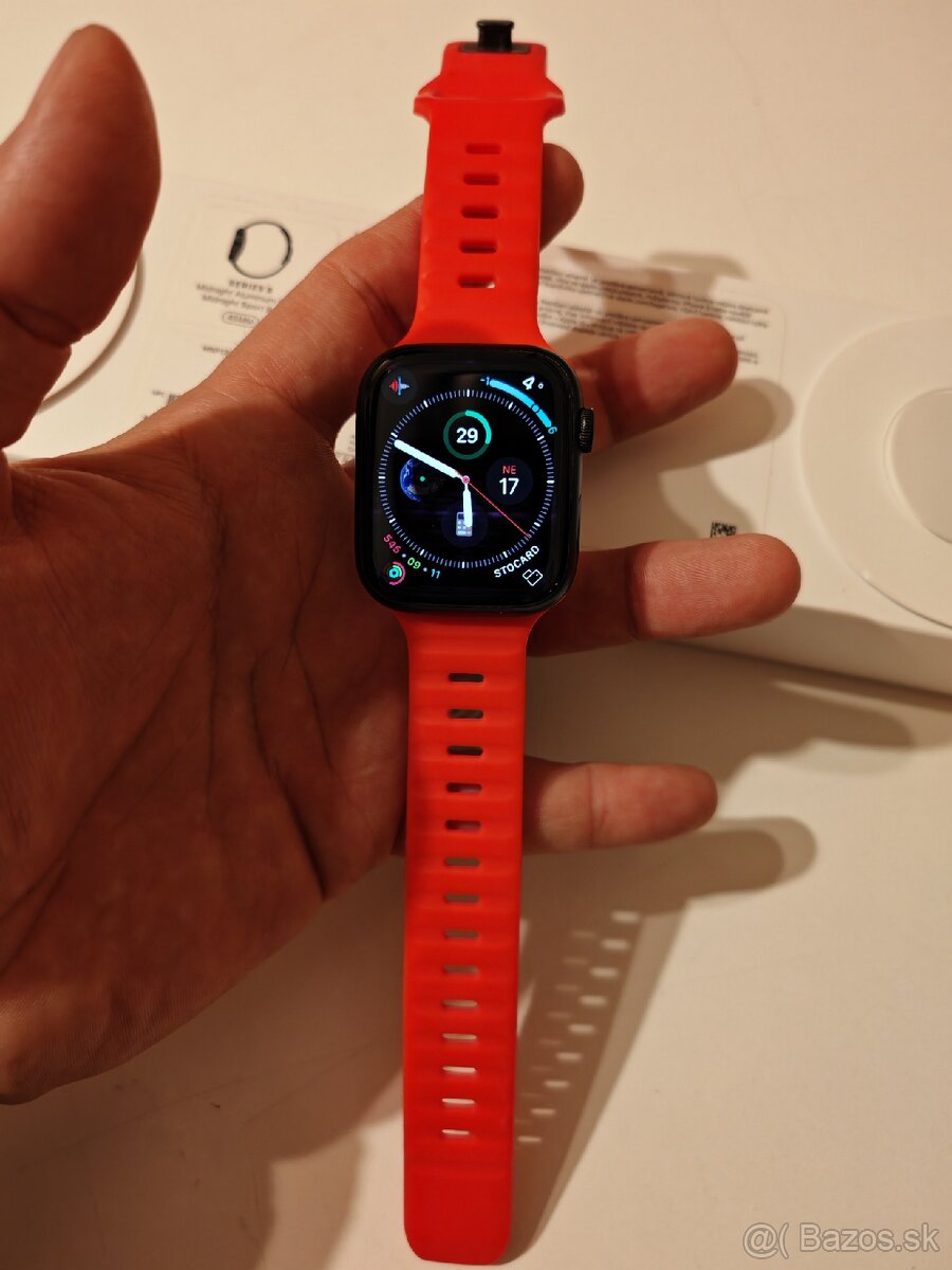 Apple watch series 8 45 mm + náramky