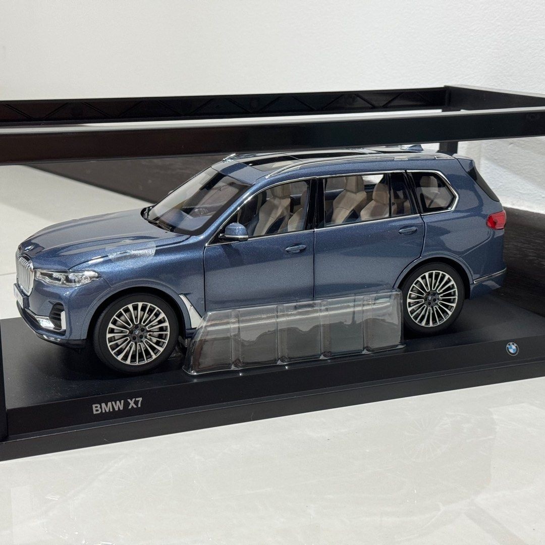 1:18 Kyosho BMW X7 Dealer Edition