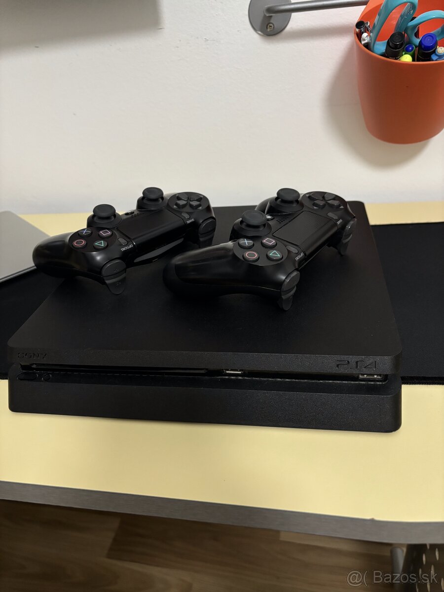 PS4 Slim 500GB + 2 ovládače