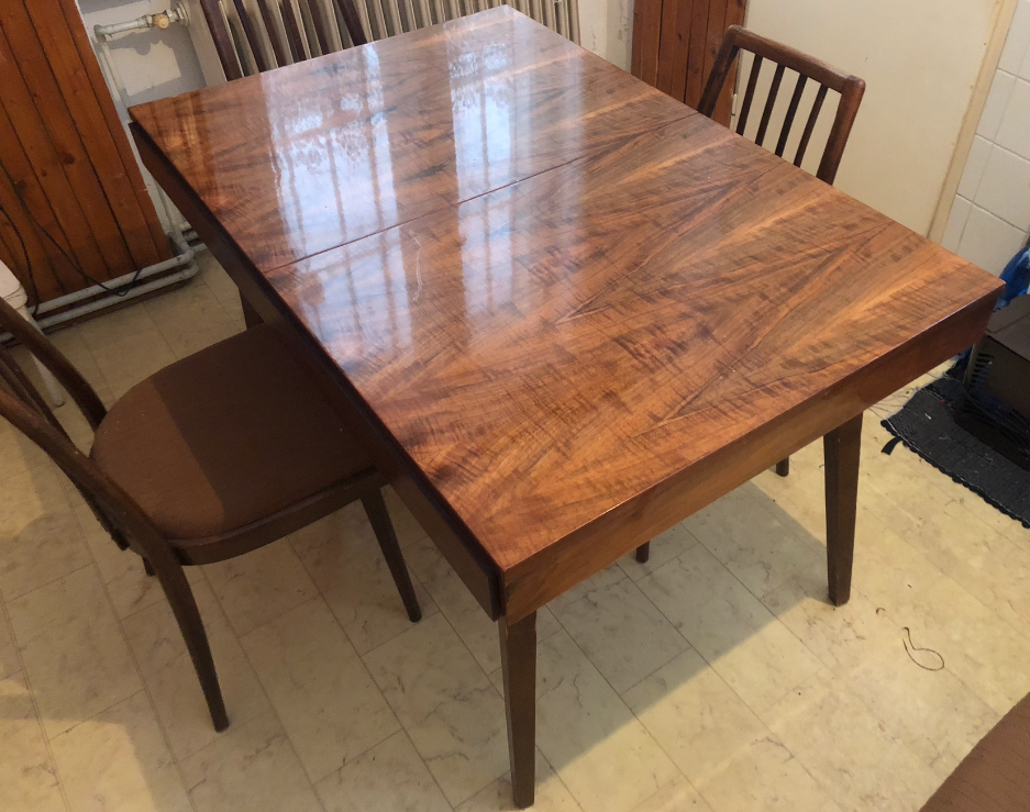 Rozťahovací drevený jedálenský stôl + 6 stoličiek