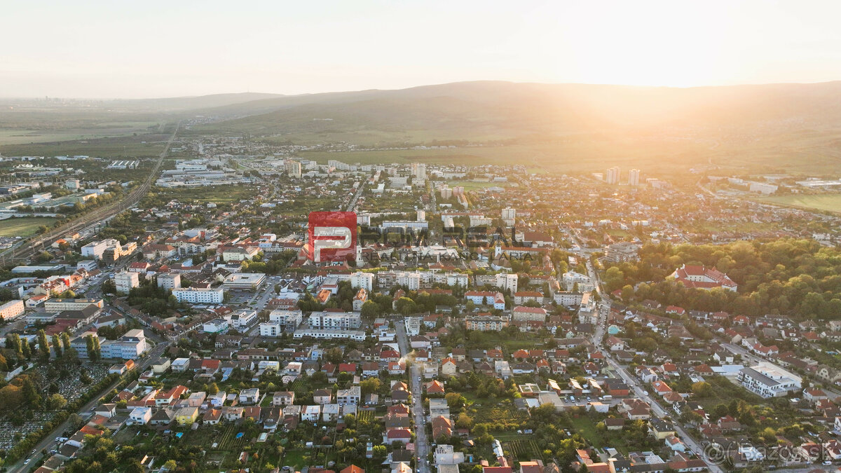 PREDAJ veľký holo dom CENTRUM Pezinok