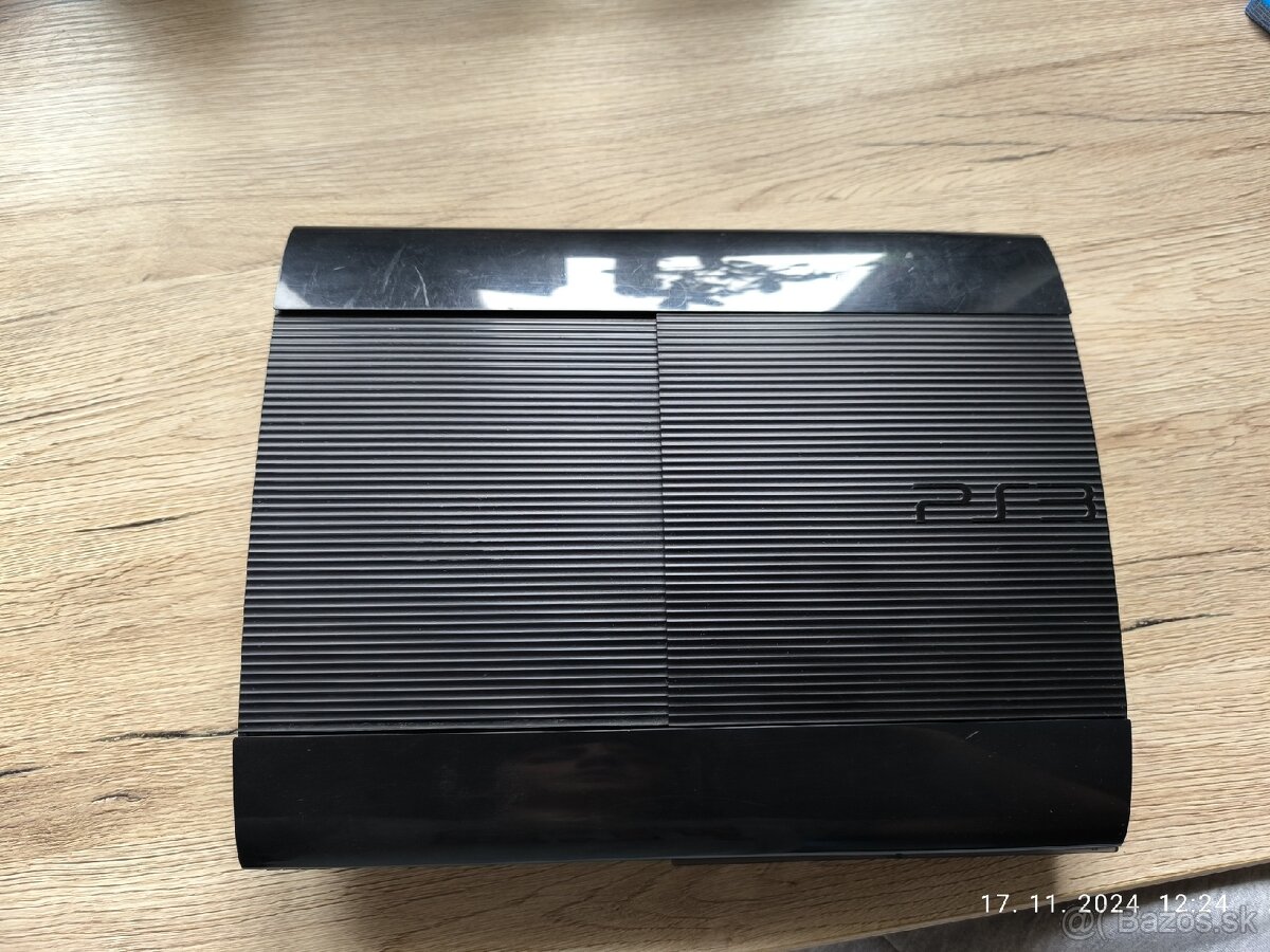 Predám PlayStation 3 superslim, 3 ovládače, volant a hry