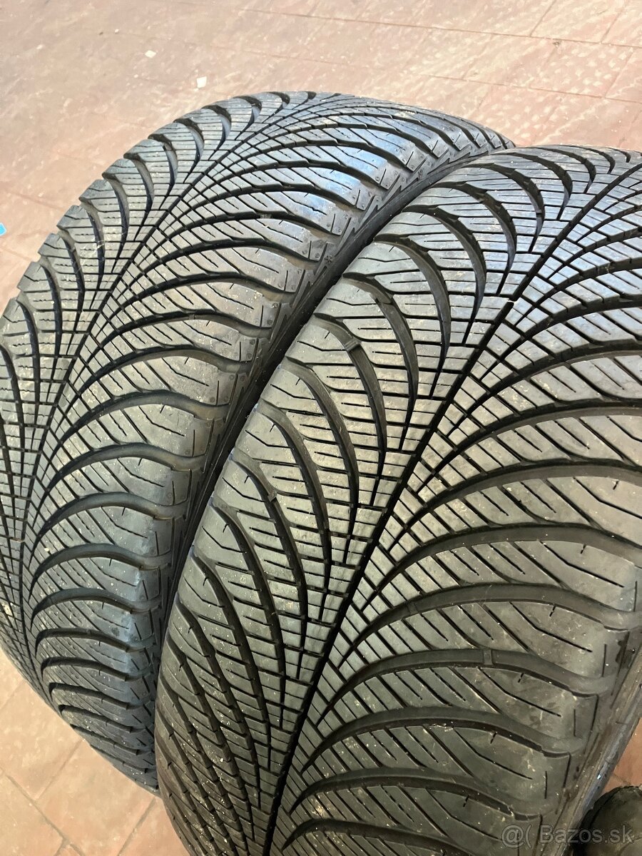 235/45 R19 2ks Goodyear Vector4 season