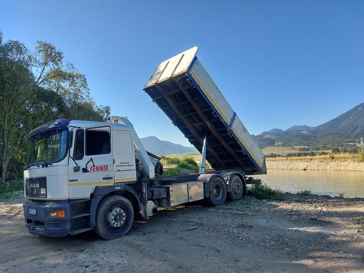 Autodoprava s hydraulickou rukou a vyklápač