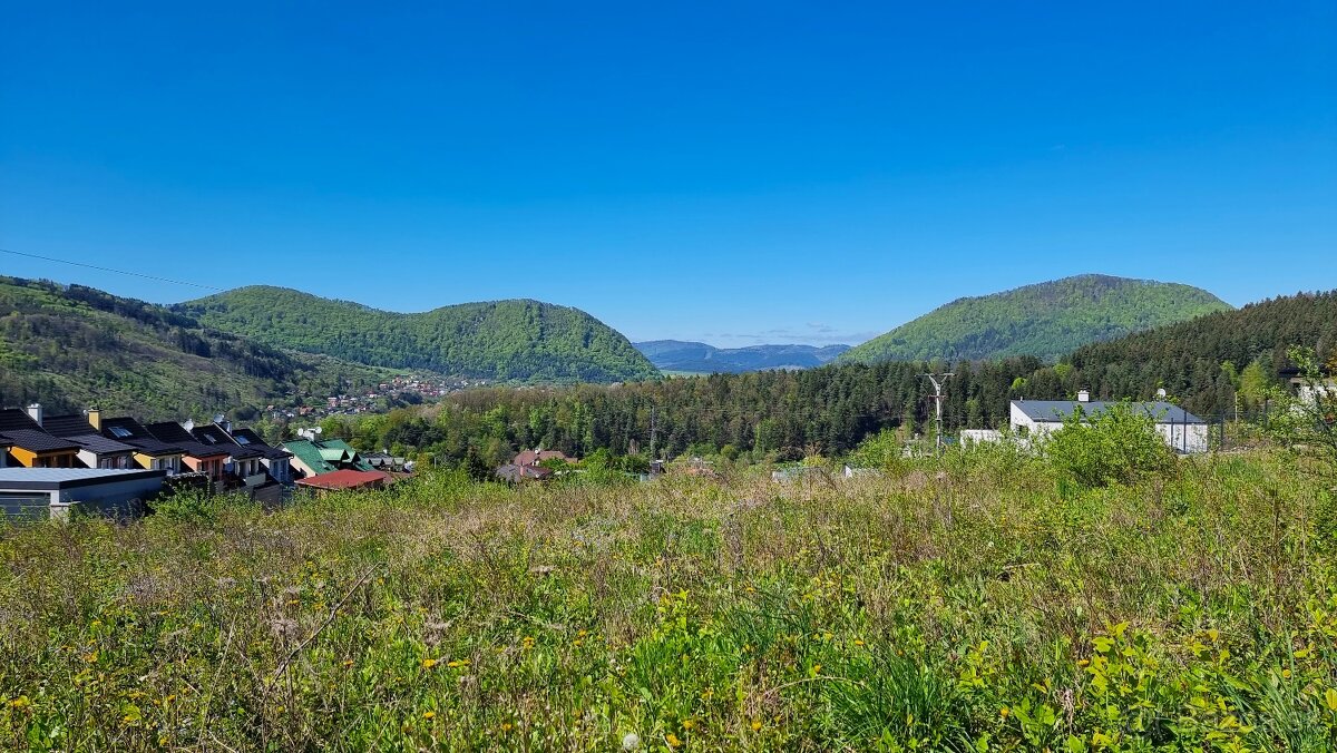 Slnečný pozemok stavebný 784 m2, atraktívne miesto, pred