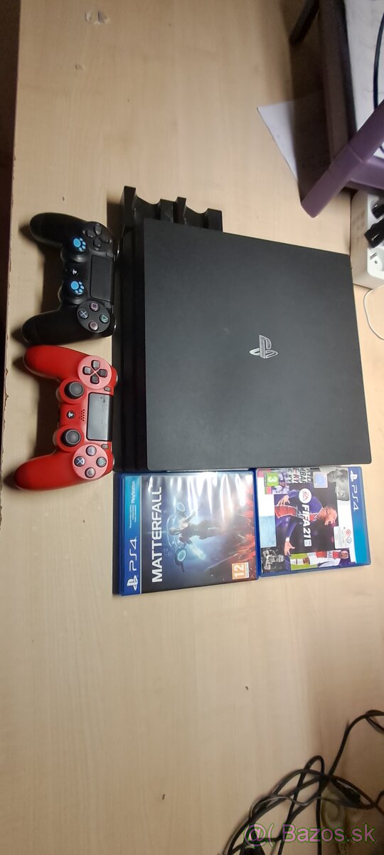 Ps 4 pro 1tb 2 ovládače 2 hry