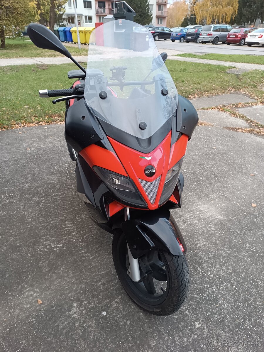 Aprilia SR Max 300