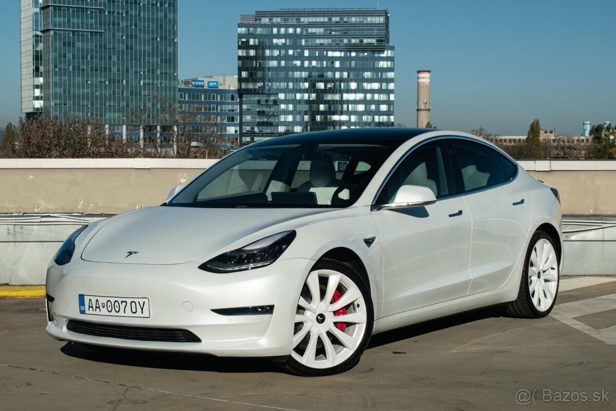 Tesla Model 3 Performance 82kWh AWD.