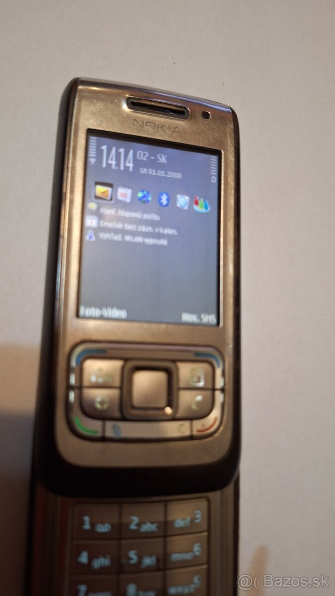 Nokia E65 s nabijackou