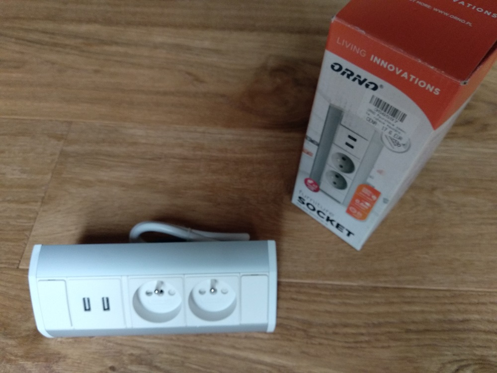 Predám povrchovú rohovú zásuvku 2x AC230V 2x USB