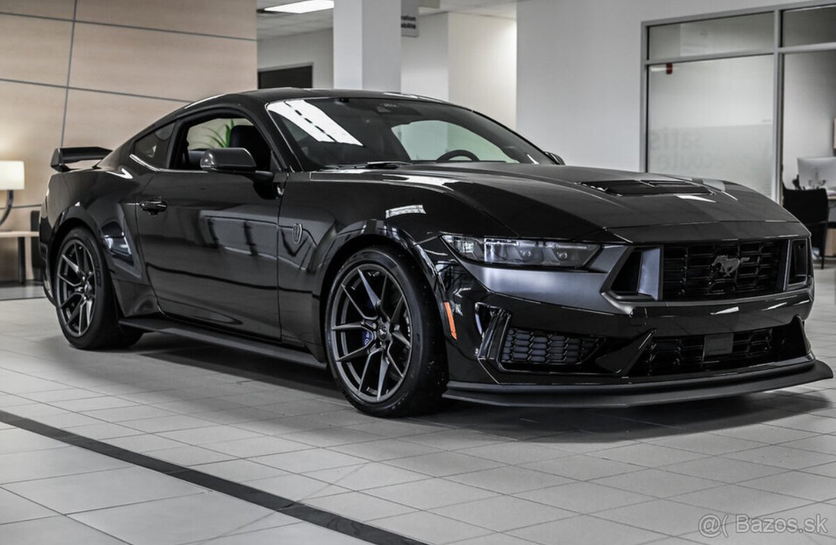 Ford Mustang Dark Horse 700A