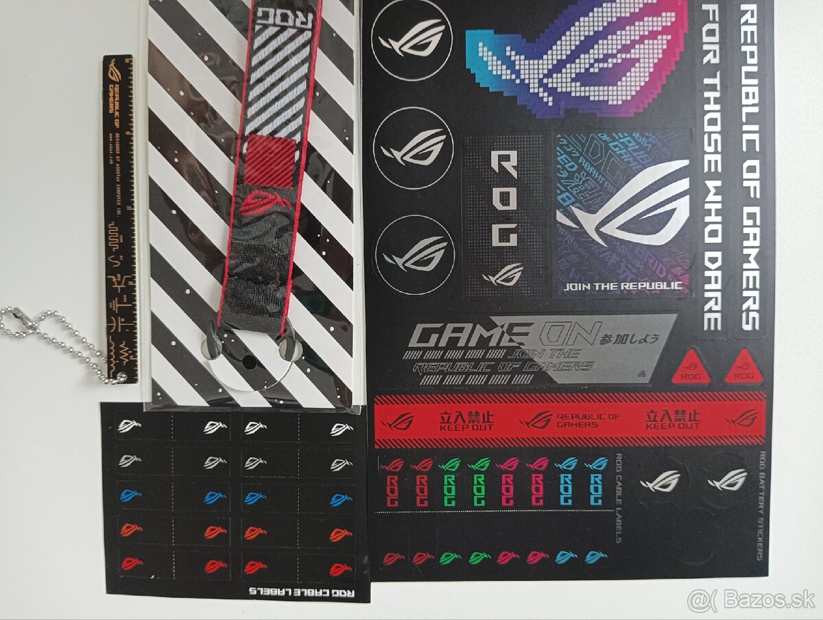 Asus ROG nalepky, klucenka a ine znackove veci.