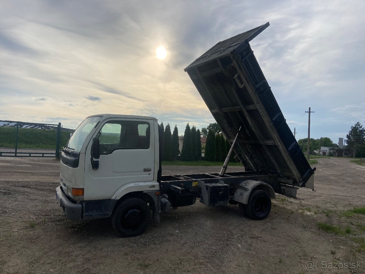 Nissan Cabstar trojstranny sklapac