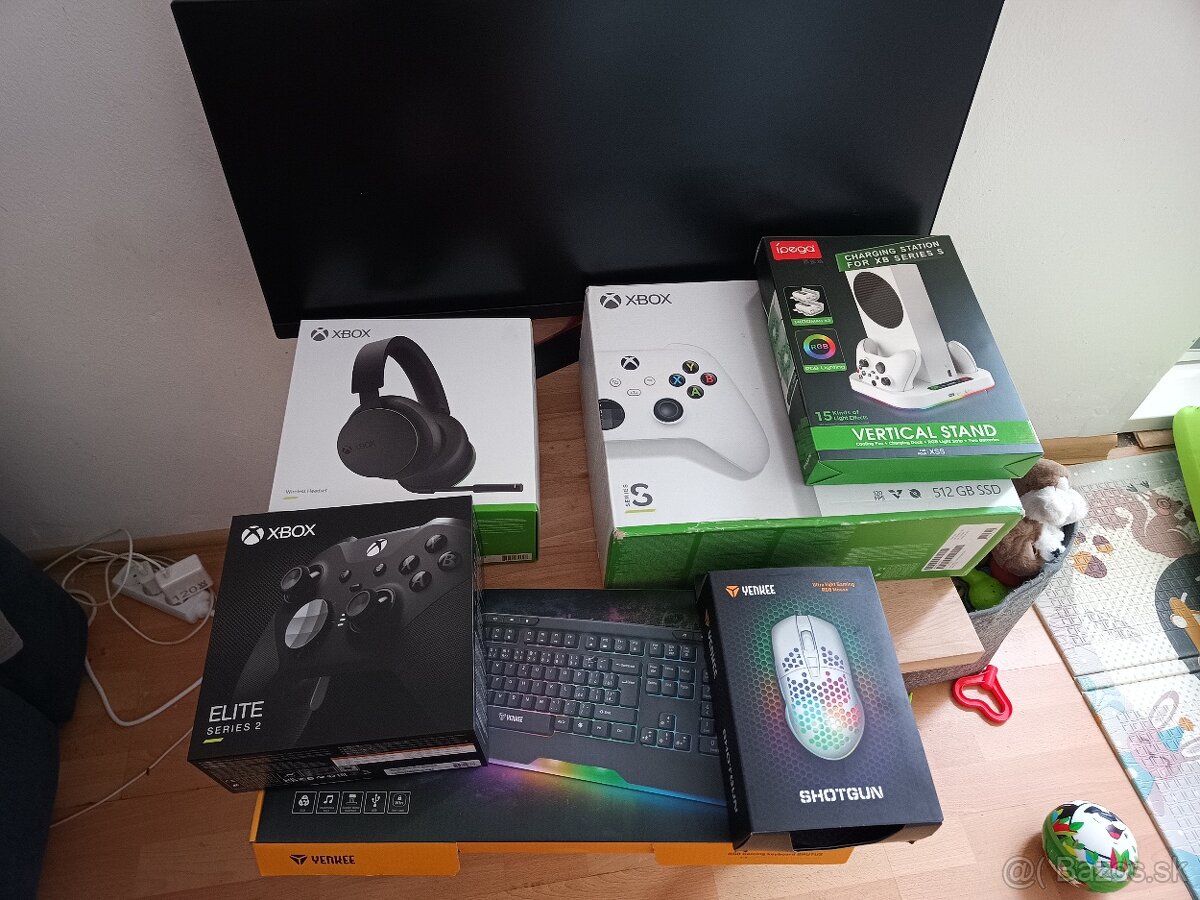 Xbox Series S + príslušenstvo.