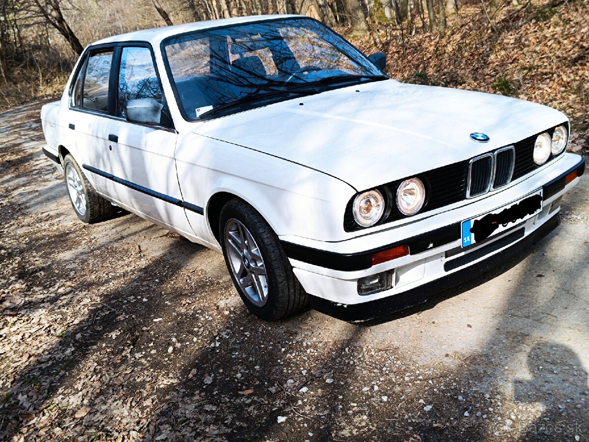 BMW E30 320i