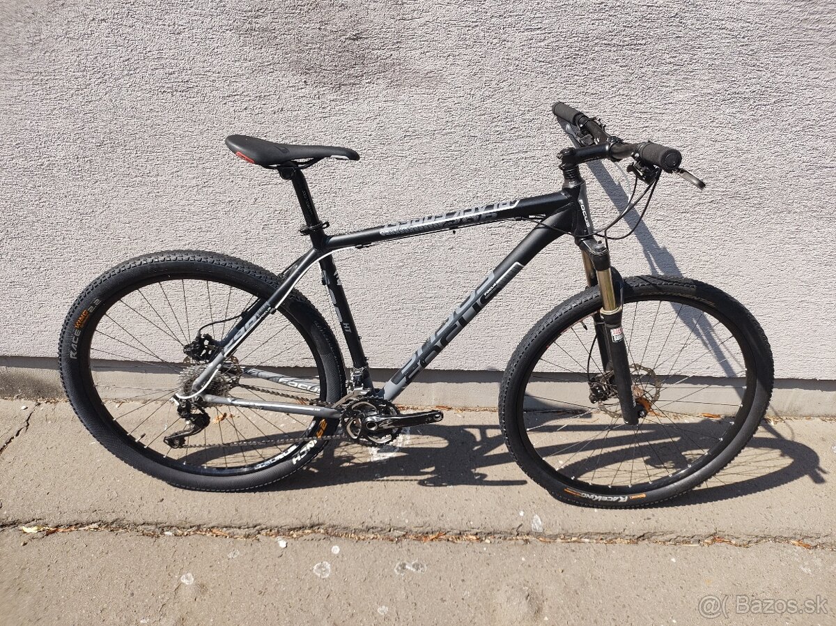 {09}  Horský bicykel Focus Black Forest 29r 2.0 (2013)