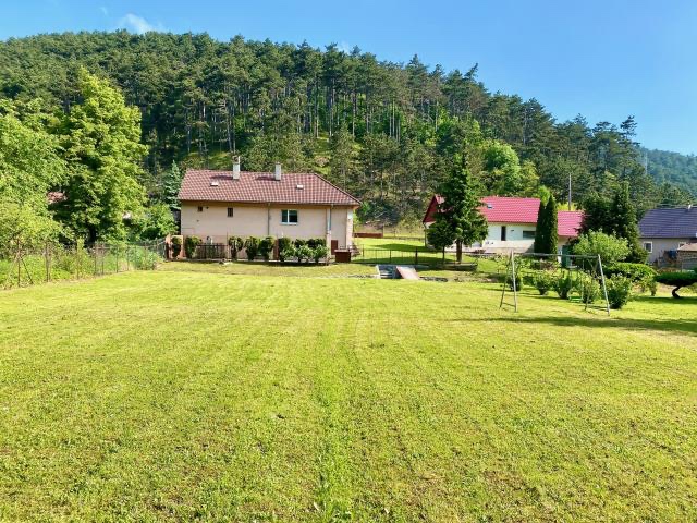 Na predaj 3.-izb. dom, 1050m2 pozemok, obec Buková