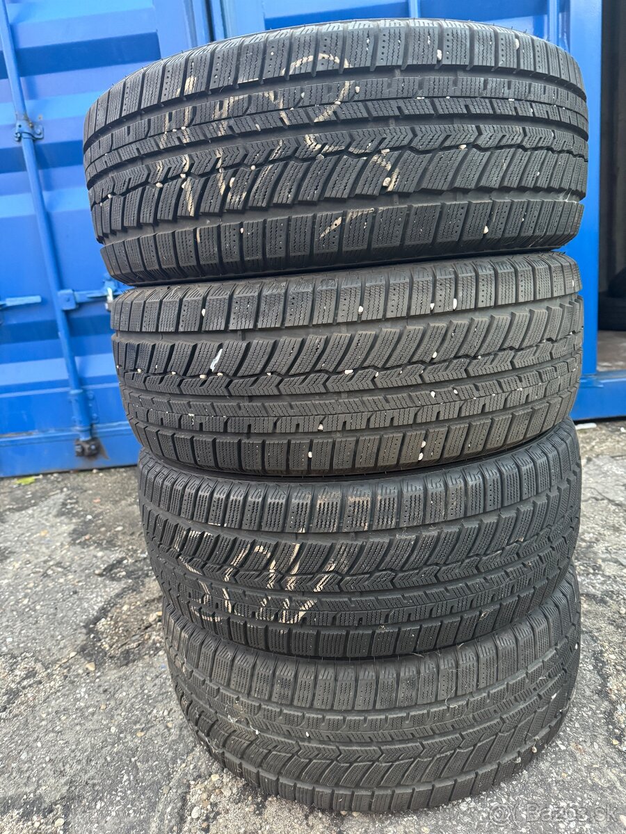 205/55 R17 zimne Austone