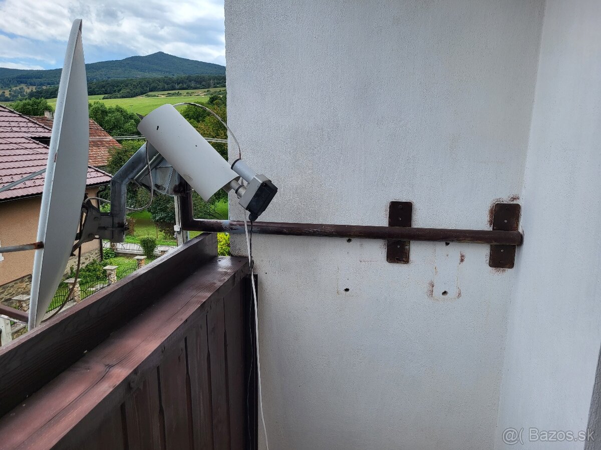 Držiak na satelit a zariadenie na otáčanie paraboly