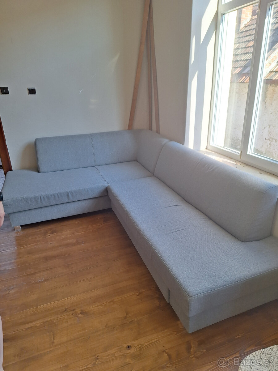 sivý moderný minimalistický gauč