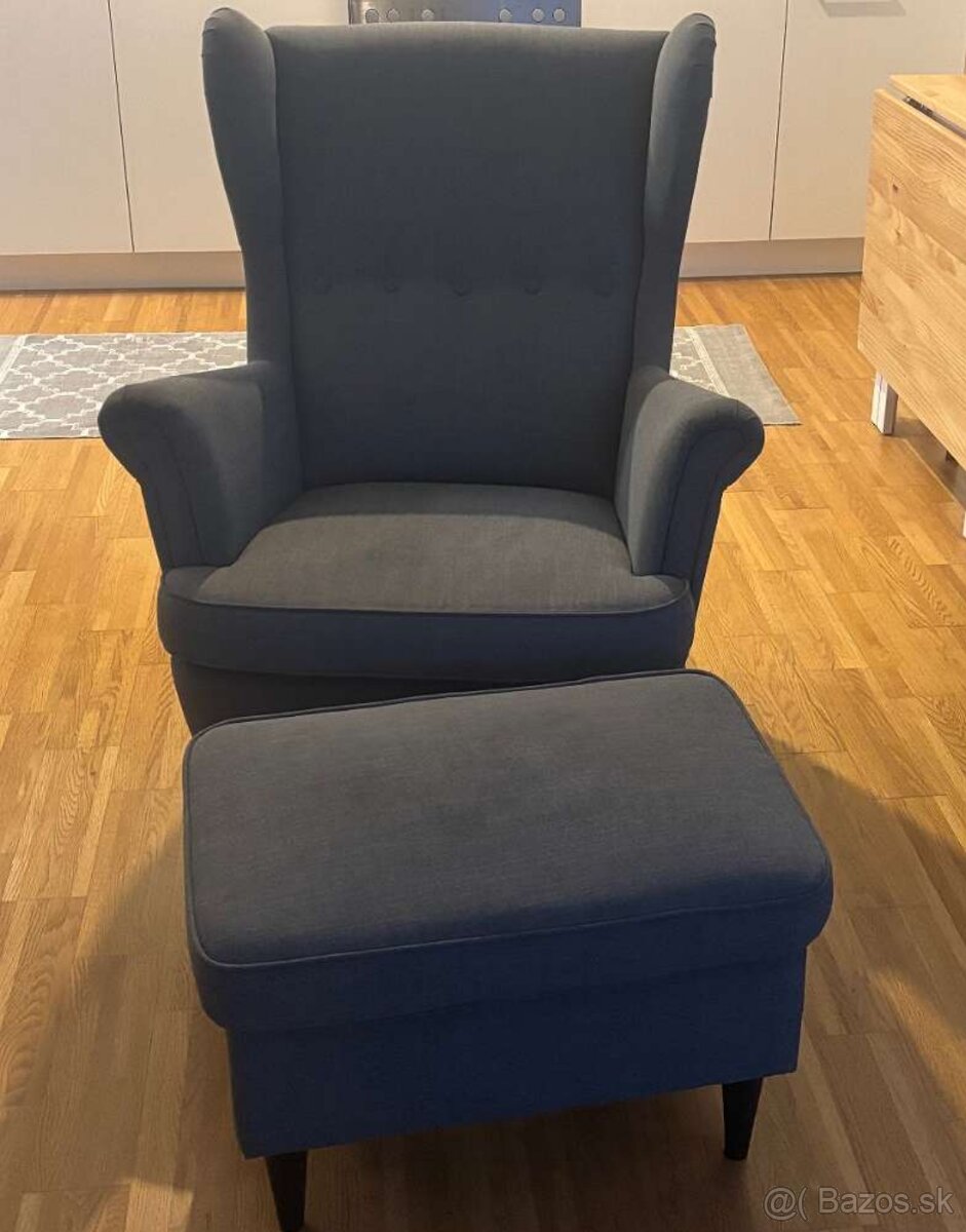 Strandmon kreslo s podnožkou IKEA