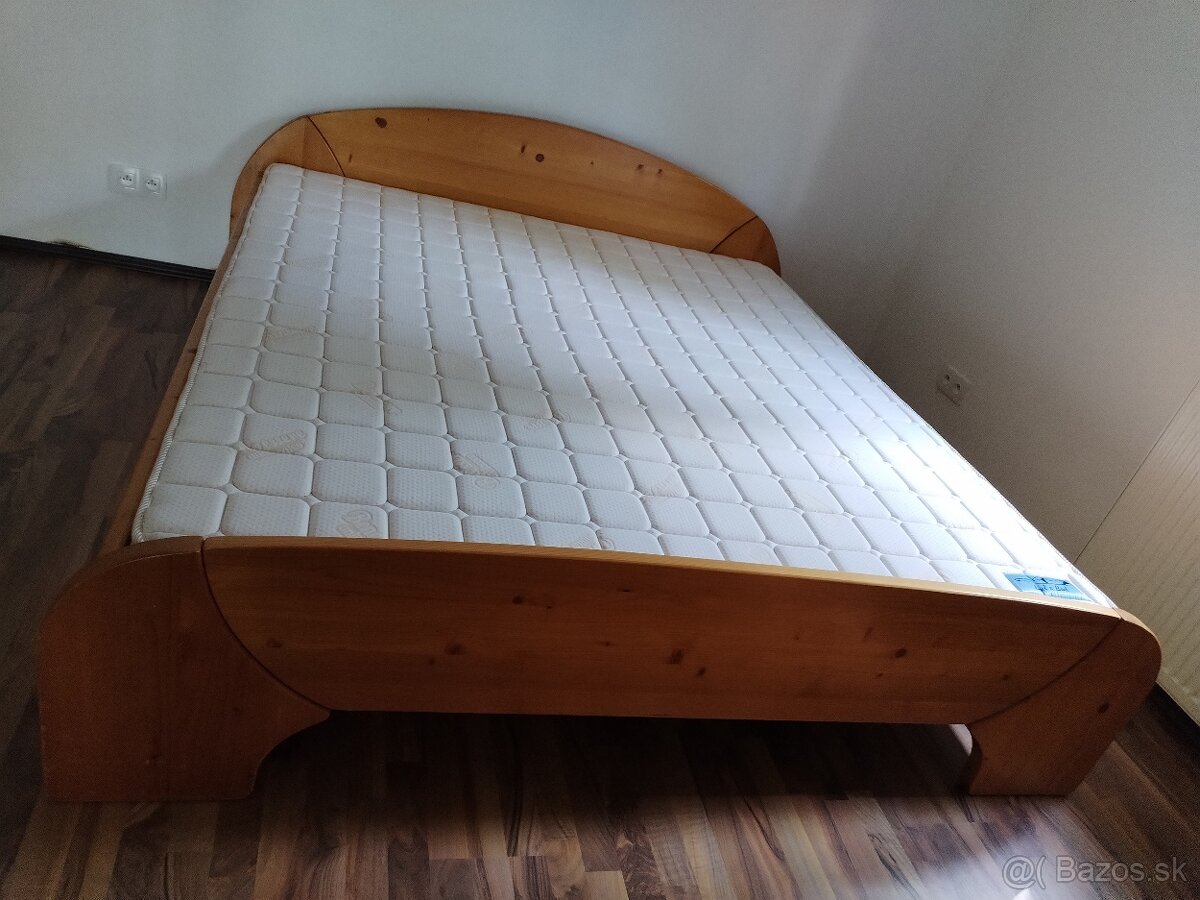 Manželská posteľ s kvalitným penovým matracom