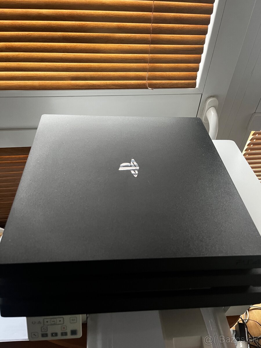 Ps4 pro 1tb + 2 hry