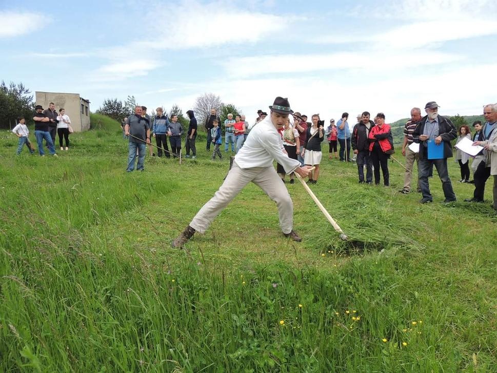 Kosenie ručnou kosou