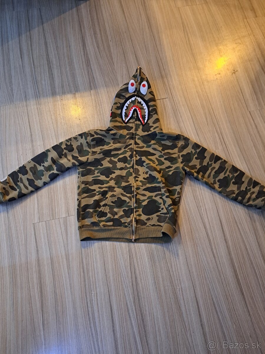 Predam Bape Shark 1st camo green mierne používaná