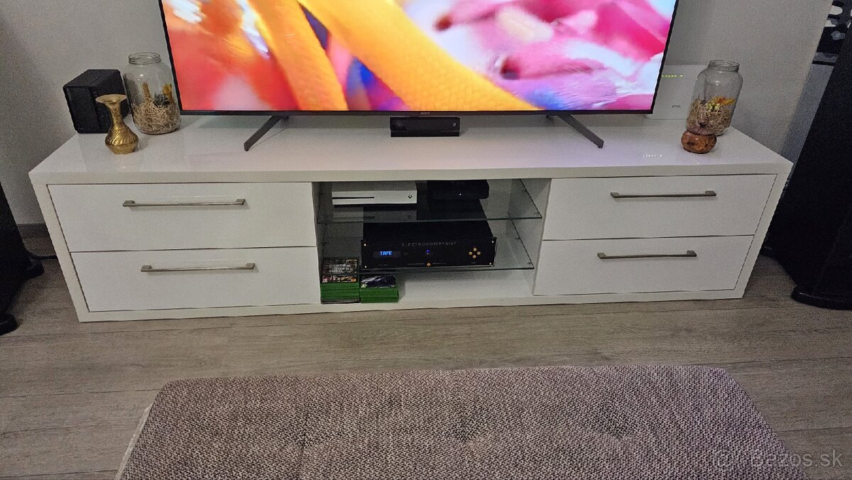 Skrinka komoda pod tv