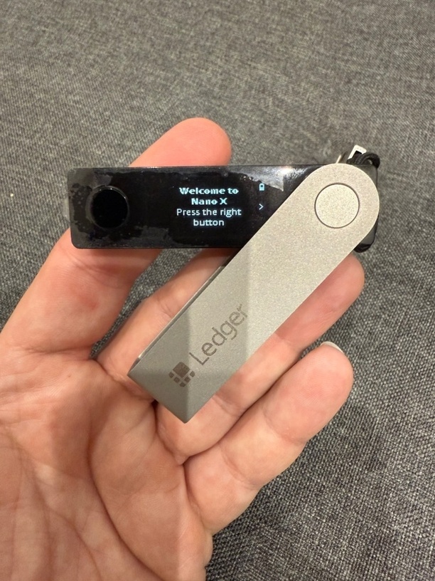 Predám málo používaný Ledger Nano X.