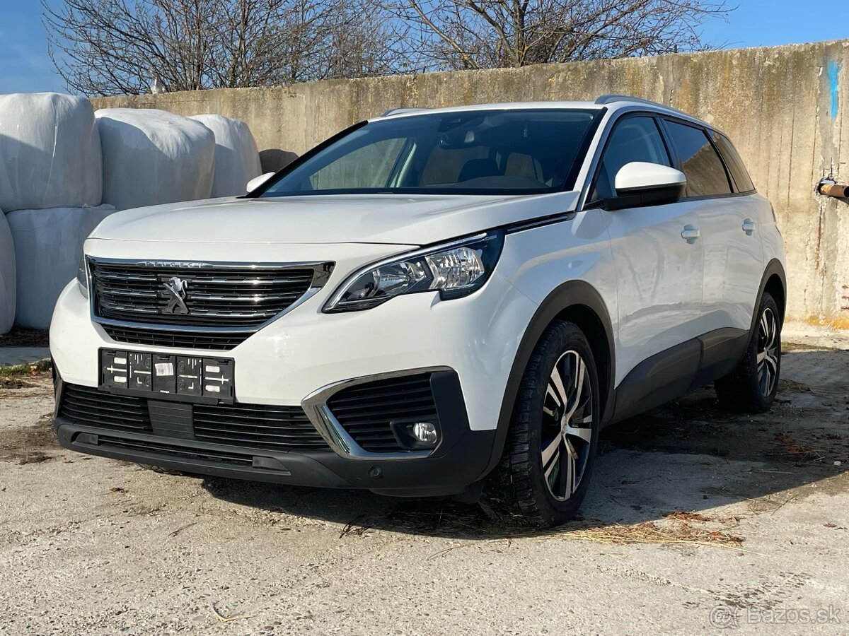 Rodinné SUV Peugeot 5008