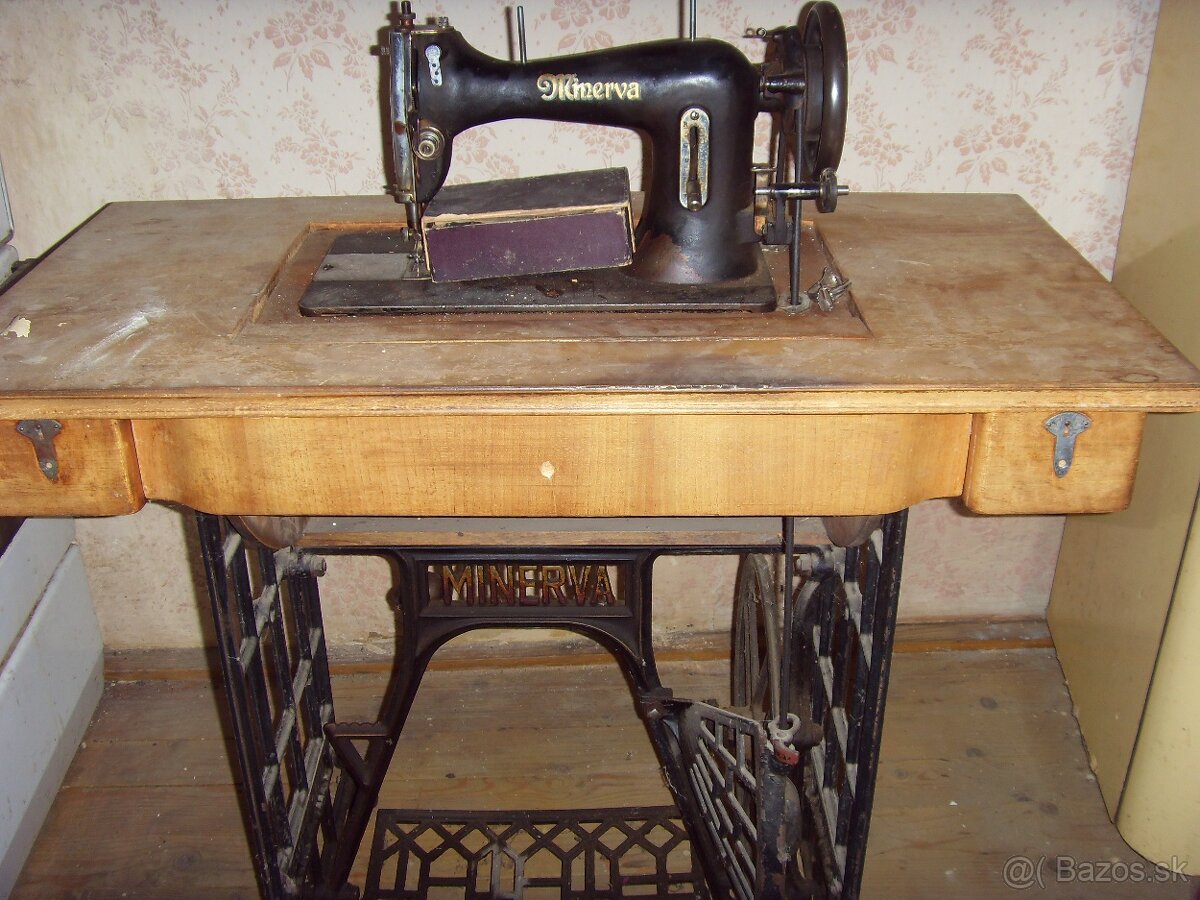 Starý šijací stroj Minerva