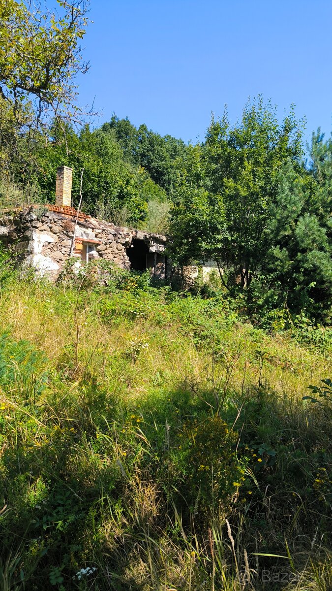 Výnimočný pozemok na samote s domom