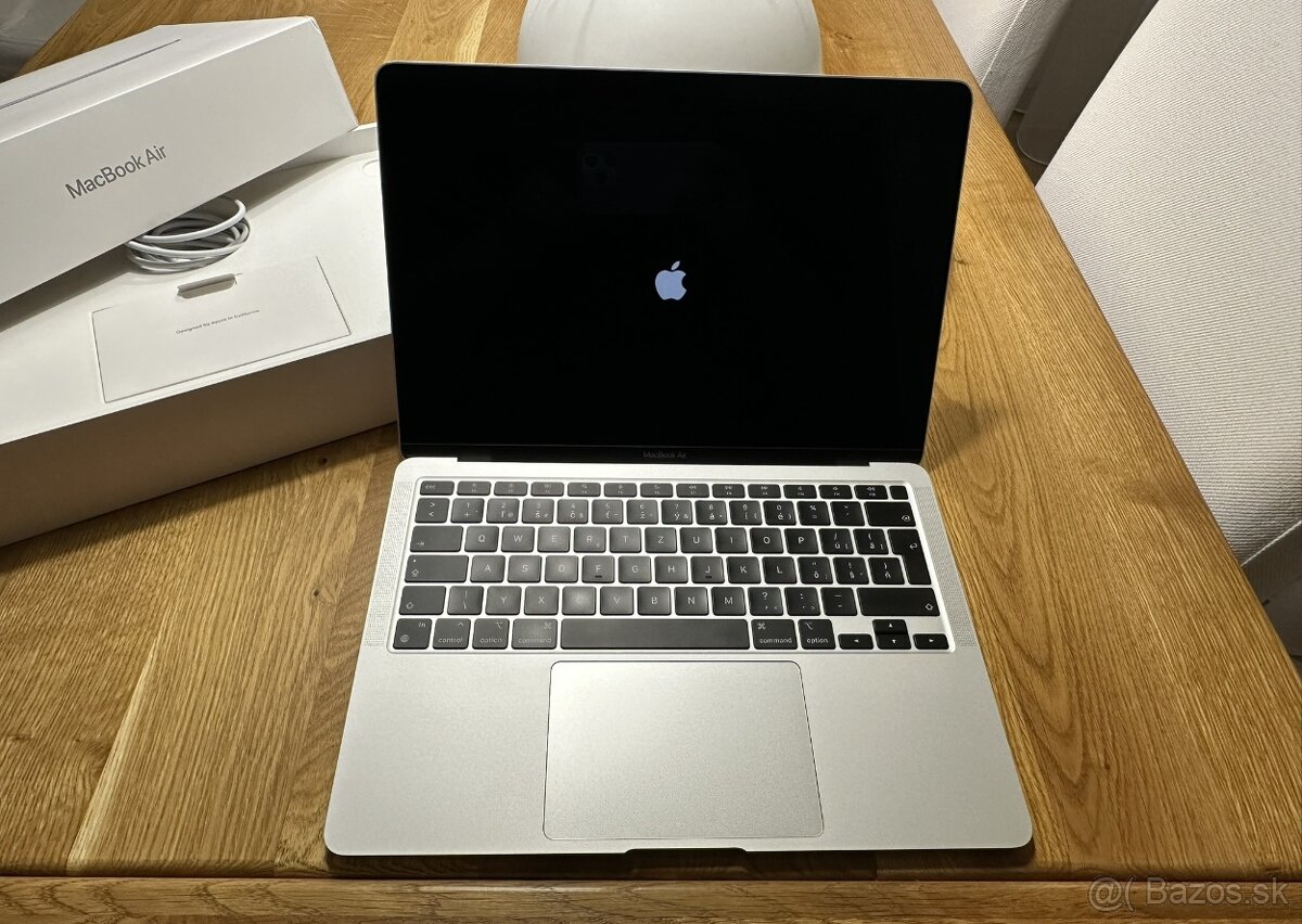 MacBook Air 13" M1 8GB RAM 256GB SSD - Strieborný