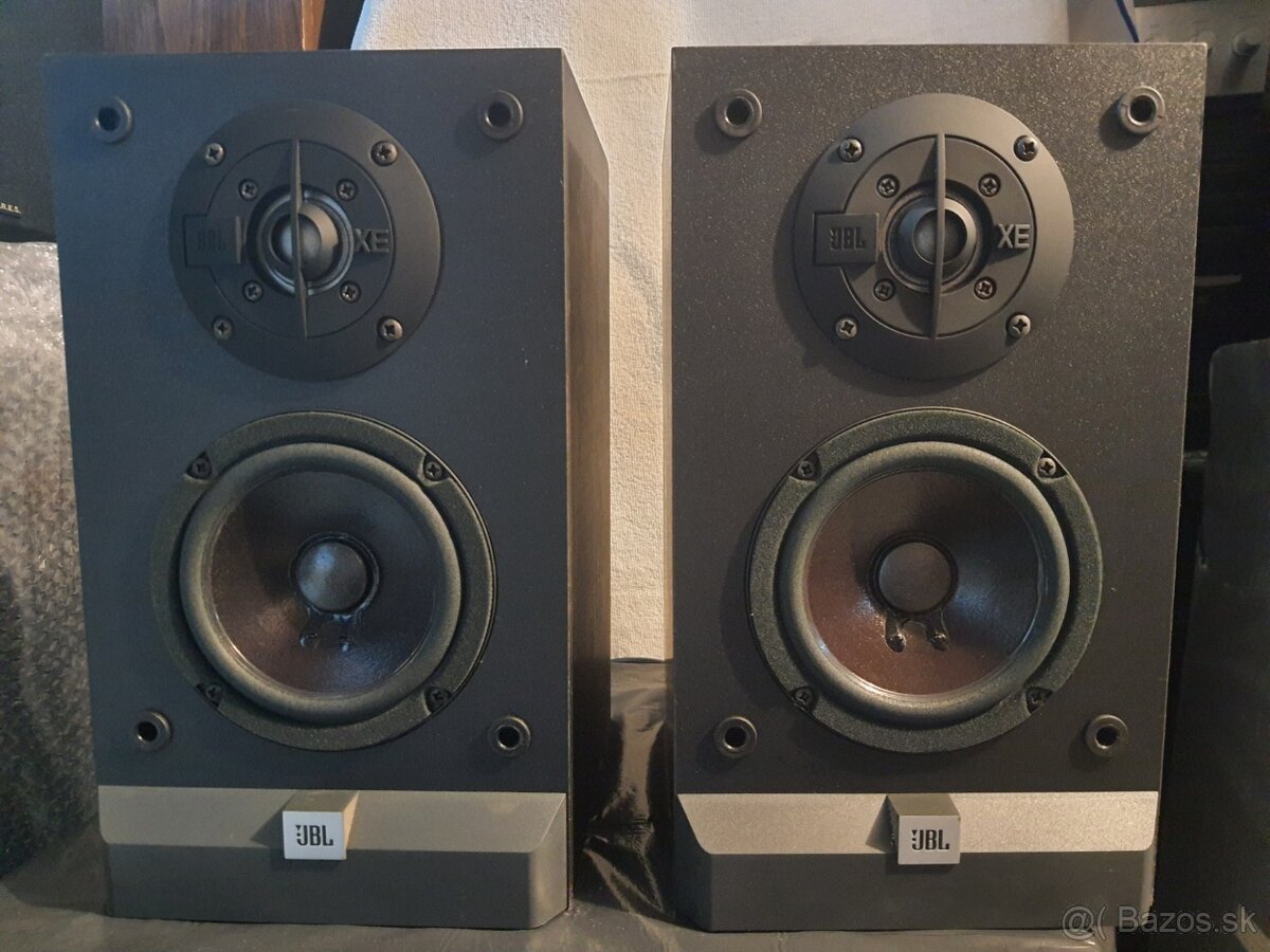 JBL XE-1 malé regálovky