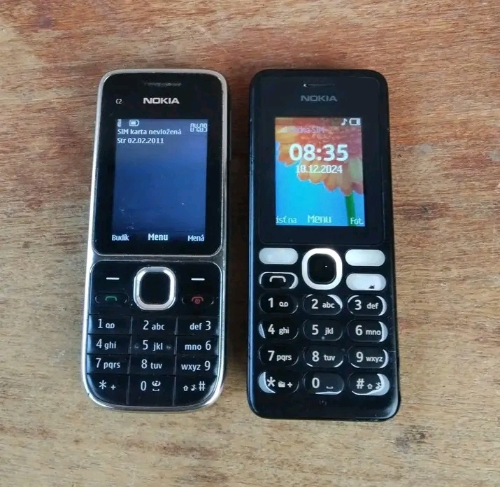 2 staré mobily a 8 nabíjačiek.