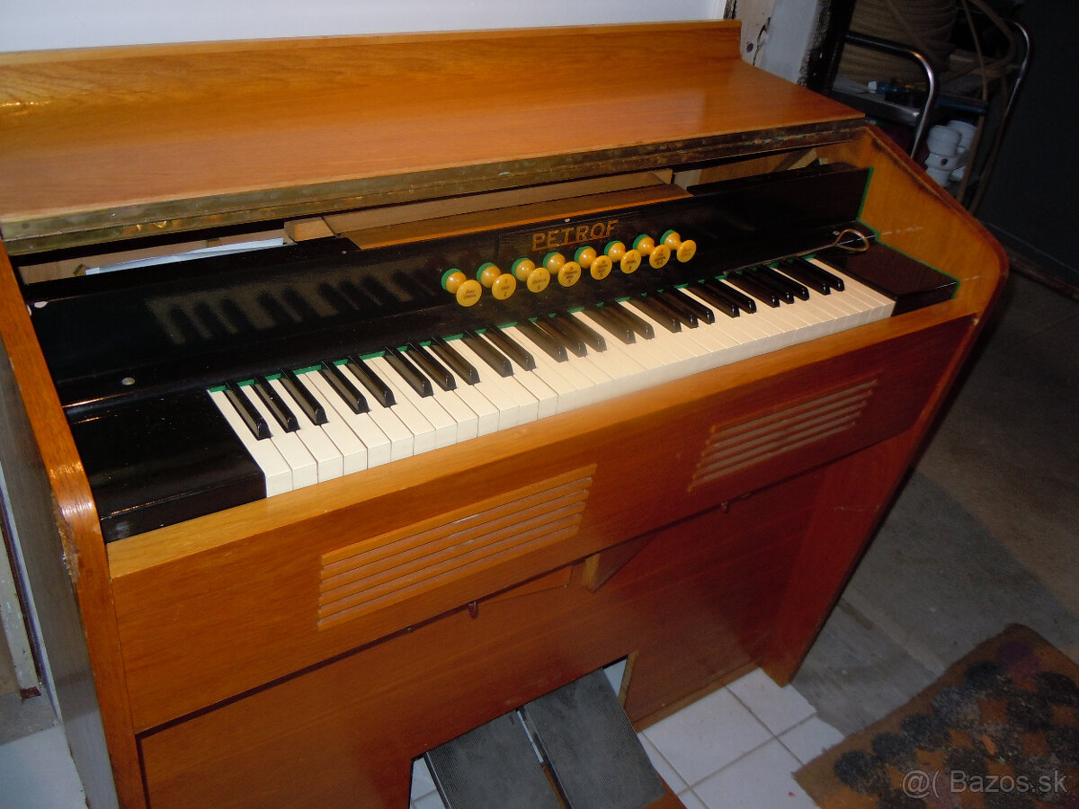 Harmonium Petrof